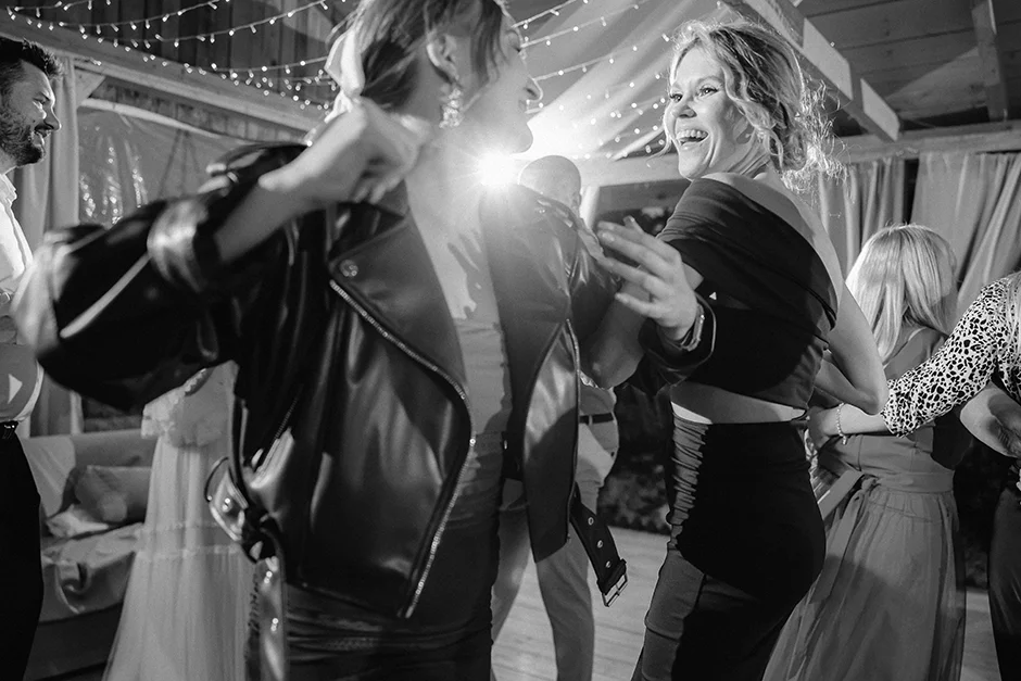 Fotograf Kraków, reportaż ślubny z sali weselnej w Małopolsce, styl rustykalny, kamerzysta, wedding content creator Kraków