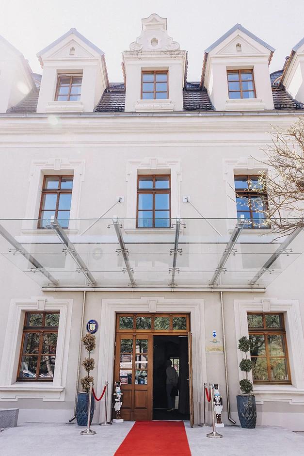 Fotoreportaż z urodzin, fotograf na urodziny. Sala balowa w Zamku Lubliniec udekorowana balonami i kwiatami, goście bawią się przy muzyce.a