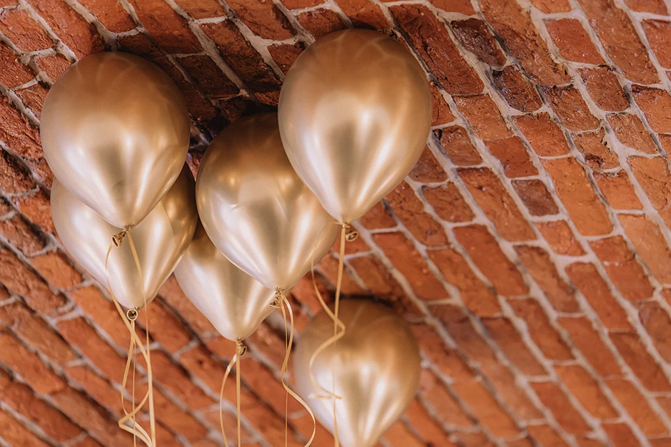 Fotoreportaż z urodzin, fotograf na urodziny. Sala balowa w Zamku Lubliniec udekorowana balonami i kwiatami, goście bawią się przy muzyce.a
