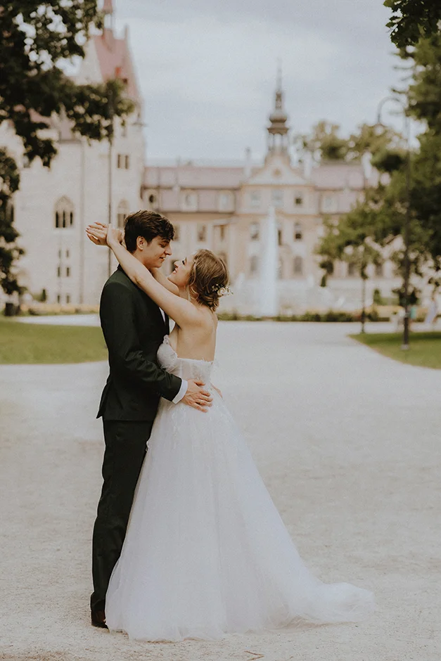 Sesja poślubna w parku