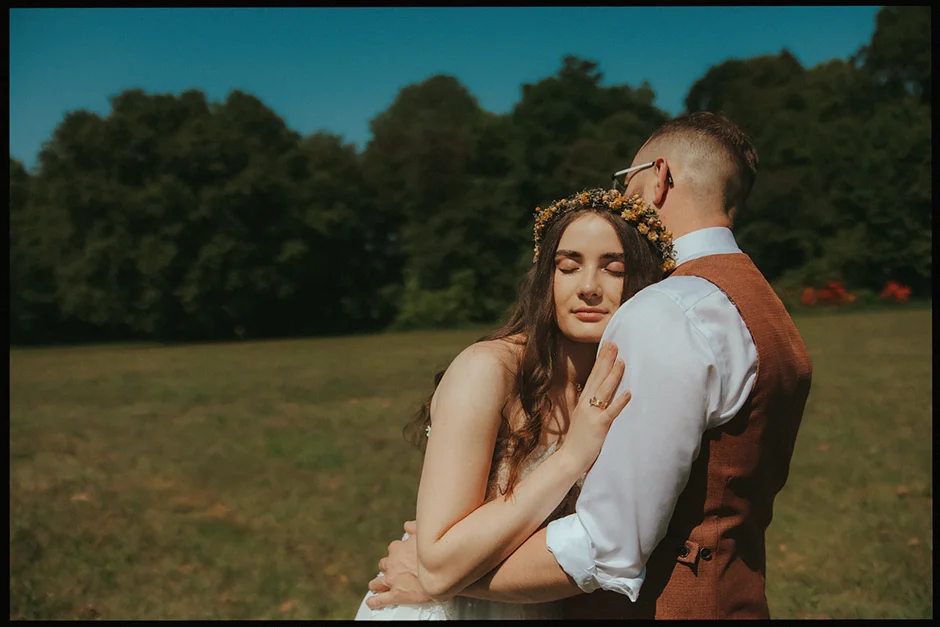 Sesja ślubna, sesja Pszczyna, fotograf ślubny, kamerzysta na wesele, dj na wesele, pozy dla pary, fotograf na wesele, park w Pszczynie, sesja w lesie, sesja w parku, sala weselna Pszczyna