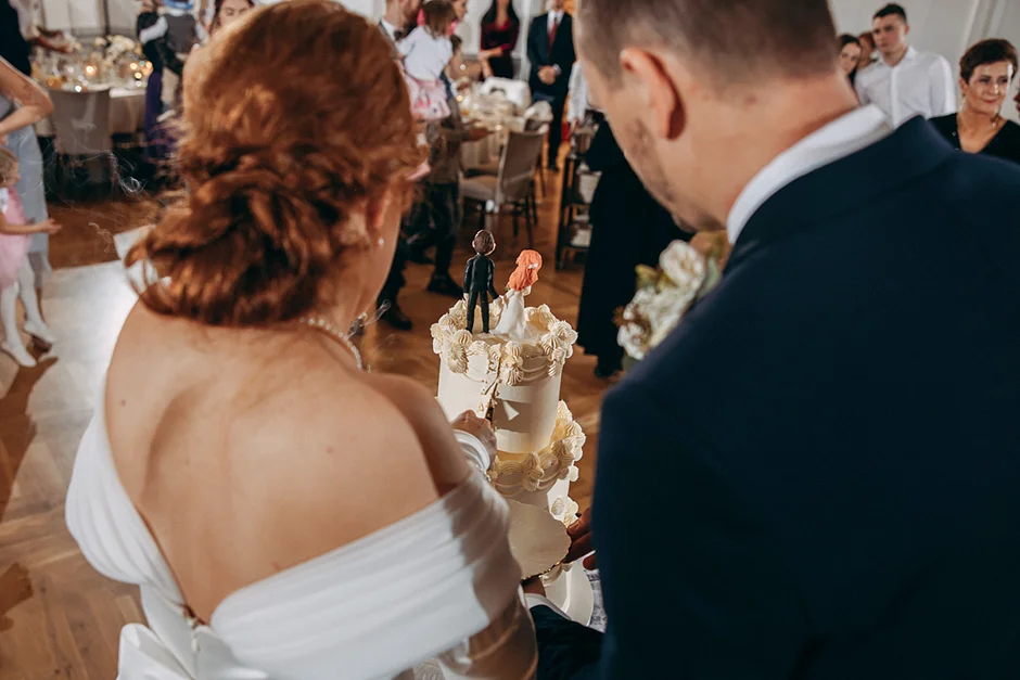 Tort weselny – pyszna dekoracja na stole