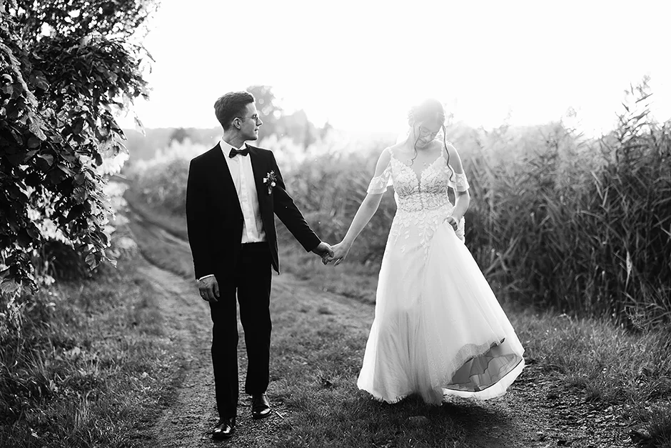 Fotografia ślubna przedstawiająca naturalne emocje i detale z dnia ślubu