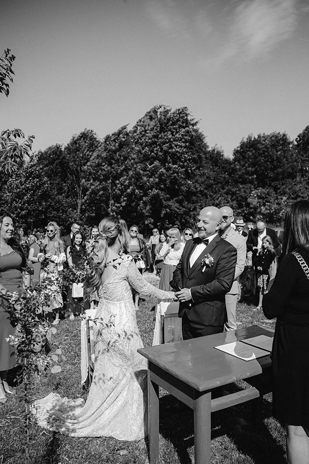 Fotograf Kraków, reportaż ślubny z sali weselnej w Małopolsce, styl rustykalny, kamerzysta, wedding content creator Kraków