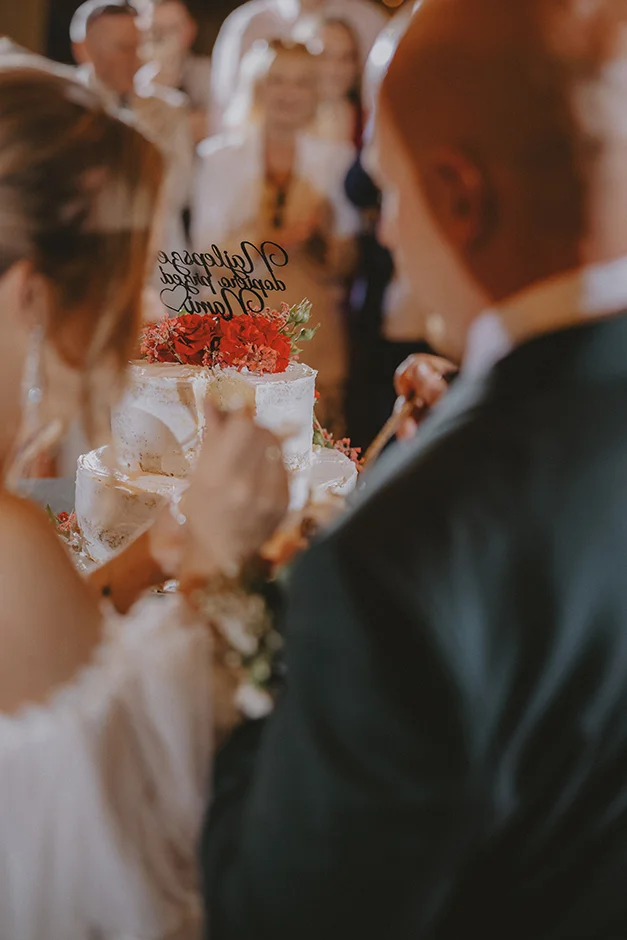 Fotograf Kraków, reportaż ślubny z sali weselnej w Małopolsce, styl rustykalny, kamerzysta, wedding content creator Kraków