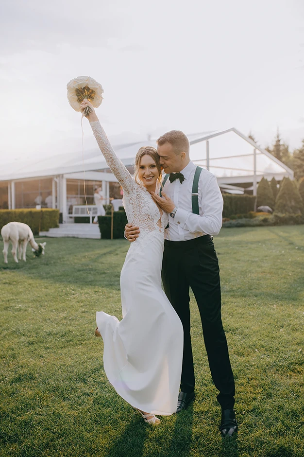 Sesja ślubna w dniu wesela, fotograf małopolskie, pomysł na sesje ślubną, sesja ślubna z lamami, Brzoskwinia Ogród, fotograf ślubny Kraków