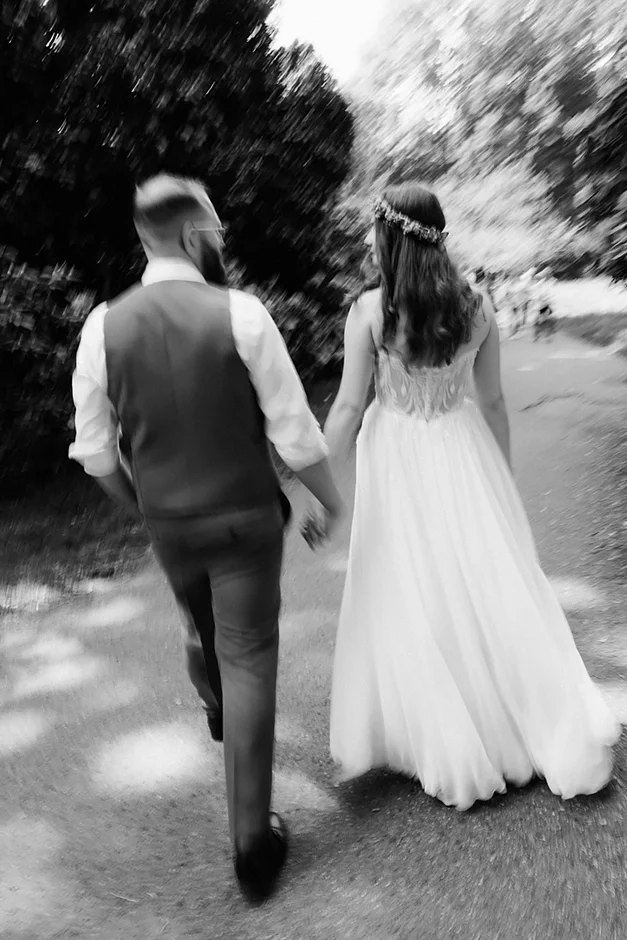 Sesja ślubna, sesja Pszczyna, fotograf ślubny, kamerzysta na wesele, dj na wesele, pozy dla pary, fotograf na wesele, park w Pszczynie, sesja w lesie, sesja w parku, sala weselna Pszczyna