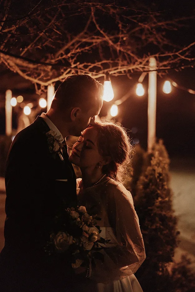 Nocna sesja zdjęciowa – romantyczne ujęcia przy świetle księżyca