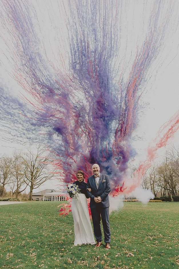 lenerowa ceremonia pod błękitnym niebem, wejście Pary Młodej wśród kwiatów, ikoniczny Cadillac Sedan DeVille przed pałacem, pałacowe wnętrza pełne blasku.