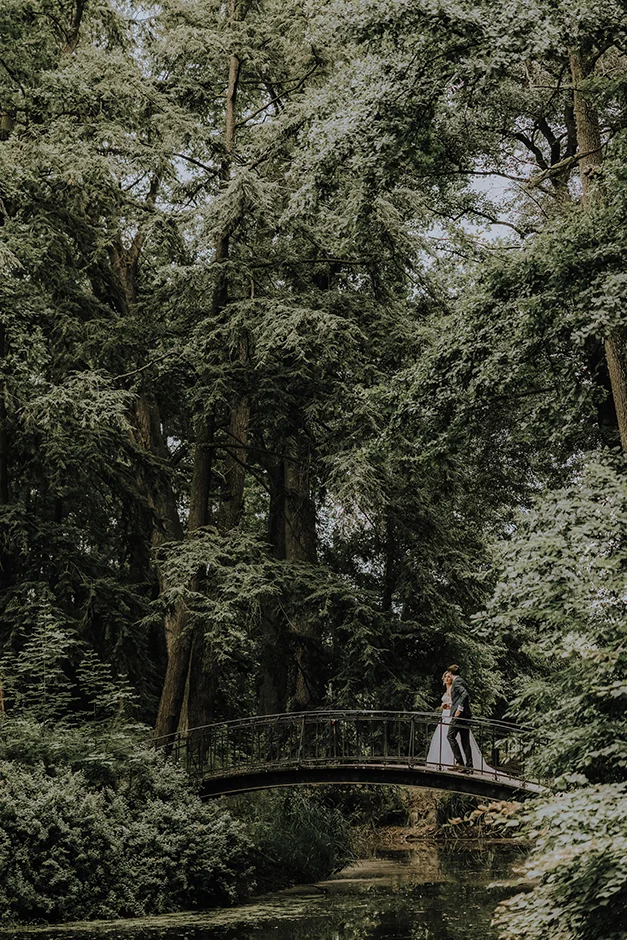 Sesja poślubna w parku