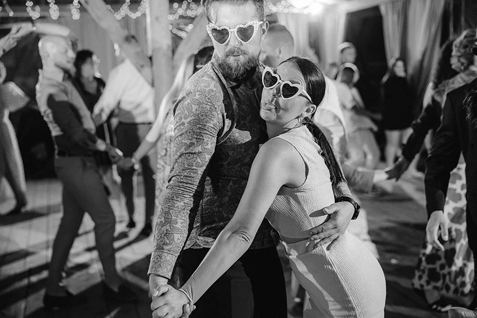 Fotograf Kraków, reportaż ślubny z sali weselnej w Małopolsce, styl rustykalny, kamerzysta, wedding content creator Kraków