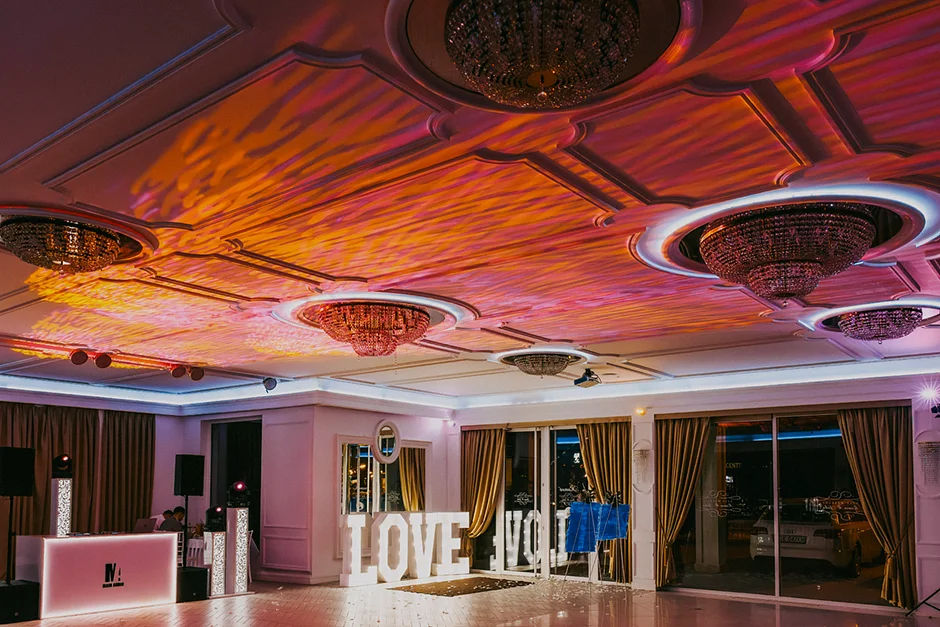 Sala weselna "Romeo i Julia" w Szczyrku to idealne miejsce na romantyczne przyjęcie w klimacie włoskiej winnicy. Połączenie rustykalnego wystroju, górskich widoków i ciepłej atmosfery tworzy wyjątkową scenerię dla niezapomnianego wesela w stylu toskańskim.