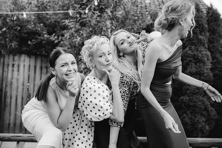 Fotograf Kraków, reportaż ślubny z sali weselnej w Małopolsce, styl rustykalny, kamerzysta, wedding content creator Kraków