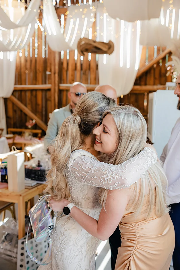 Fotograf Kraków, reportaż ślubny z sali weselnej w Małopolsce, styl rustykalny, kamerzysta, wedding content creator Kraków