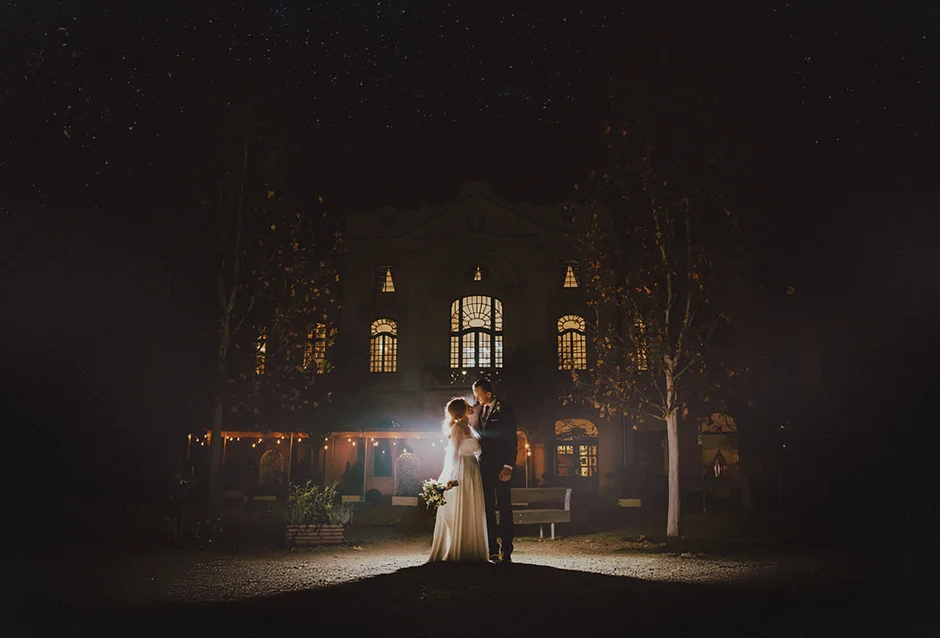 Nocna sesja zdjęciowa – romantyczne ujęcia przy świetle księżyca