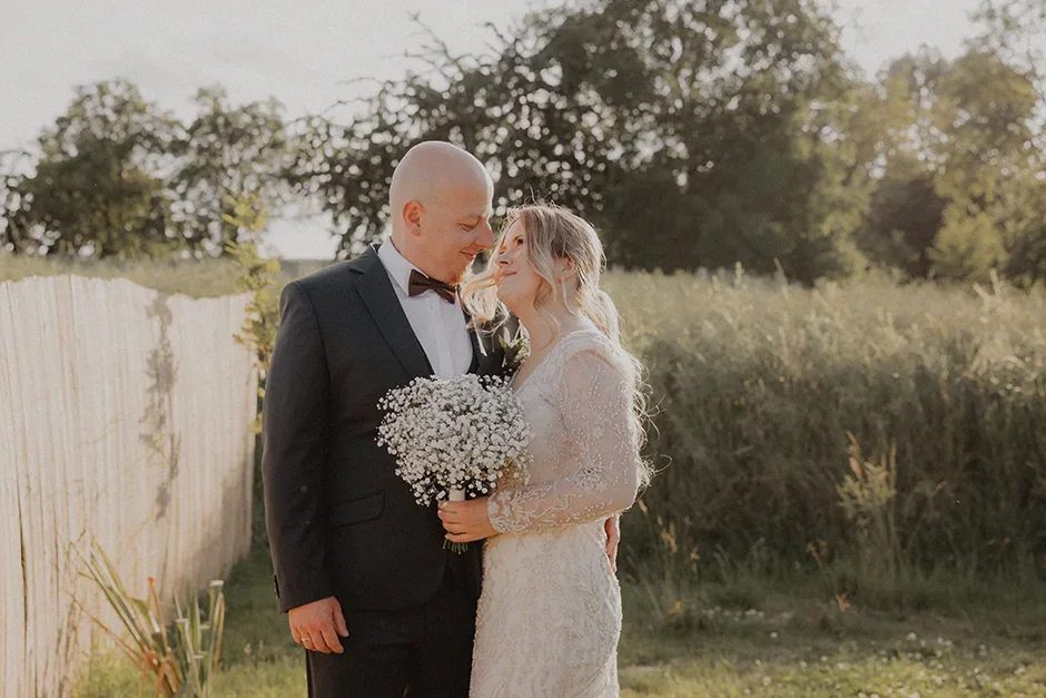 Fotograf Kraków, reportaż ślubny z sali weselnej w Małopolsce, styl rustykalny, kamerzysta, wedding content creator Kraków