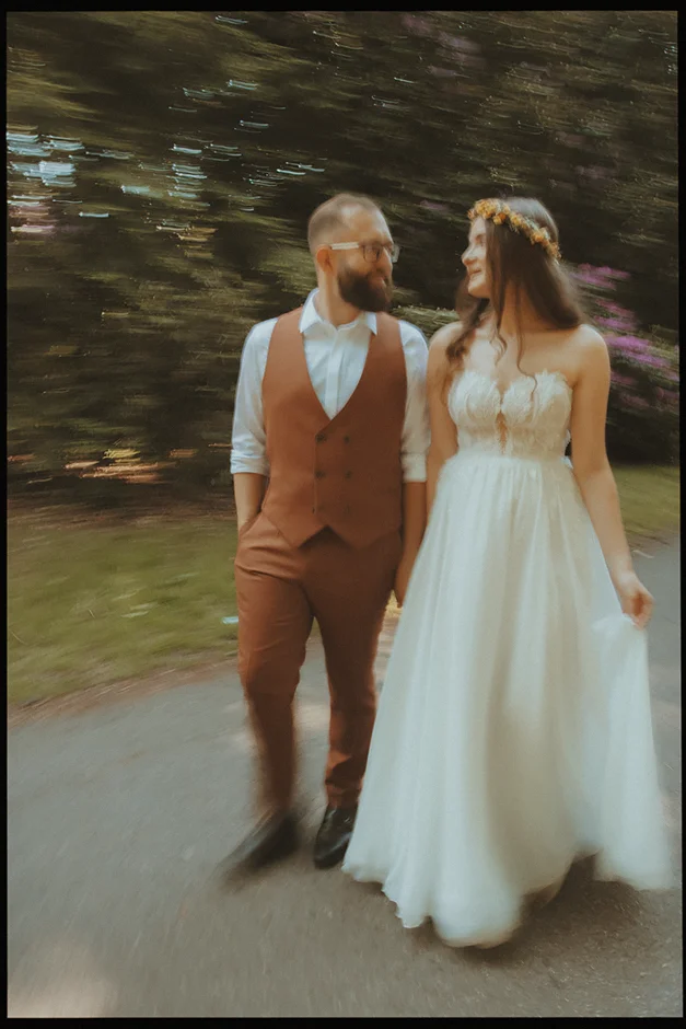 Sesja ślubna, sesja Pszczyna, fotograf ślubny, kamerzysta na wesele, dj na wesele, pozy dla pary, fotograf na wesele, park w Pszczynie, sesja w lesie, sesja w parku, sala weselna Pszczyna