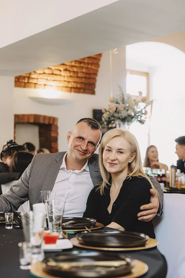 Fotoreportaż z urodzin, fotograf na urodziny. Sala balowa w Zamku Lubliniec udekorowana balonami i kwiatami, goście bawią się przy muzyce.a