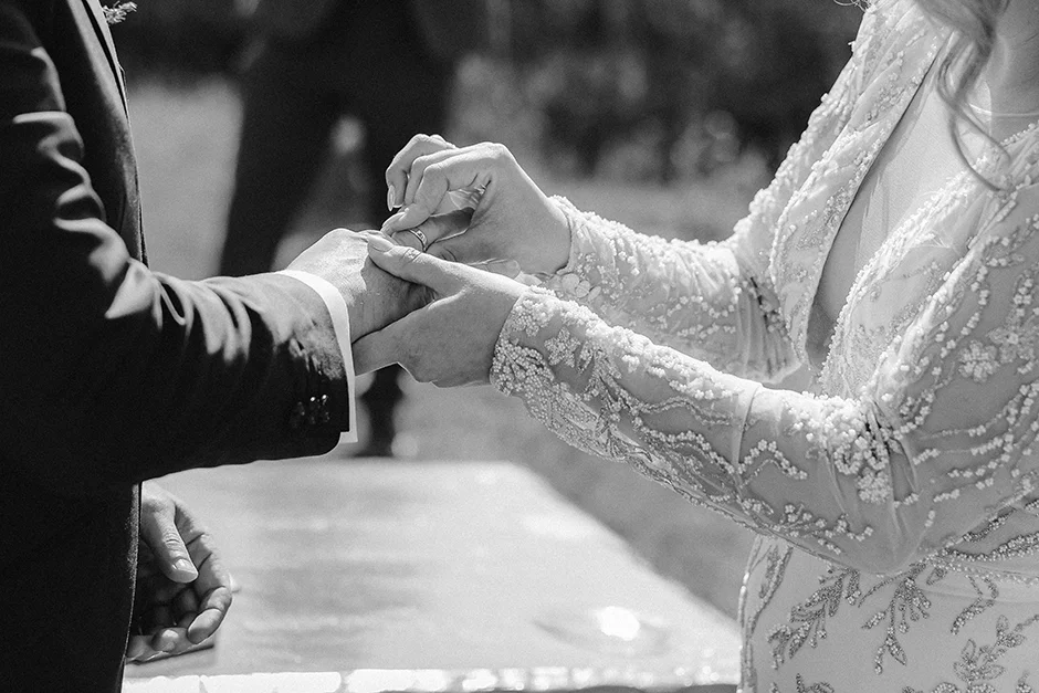 Fotograf Kraków, reportaż ślubny z sali weselnej w Małopolsce, styl rustykalny, kamerzysta, wedding content creator Kraków