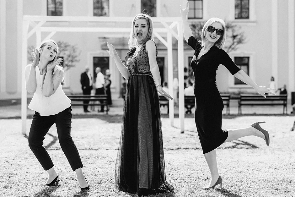 Fotoreportaż z urodzin, fotograf na urodziny. Sala balowa w Zamku Lubliniec udekorowana balonami i kwiatami, goście bawią się przy muzyce.a