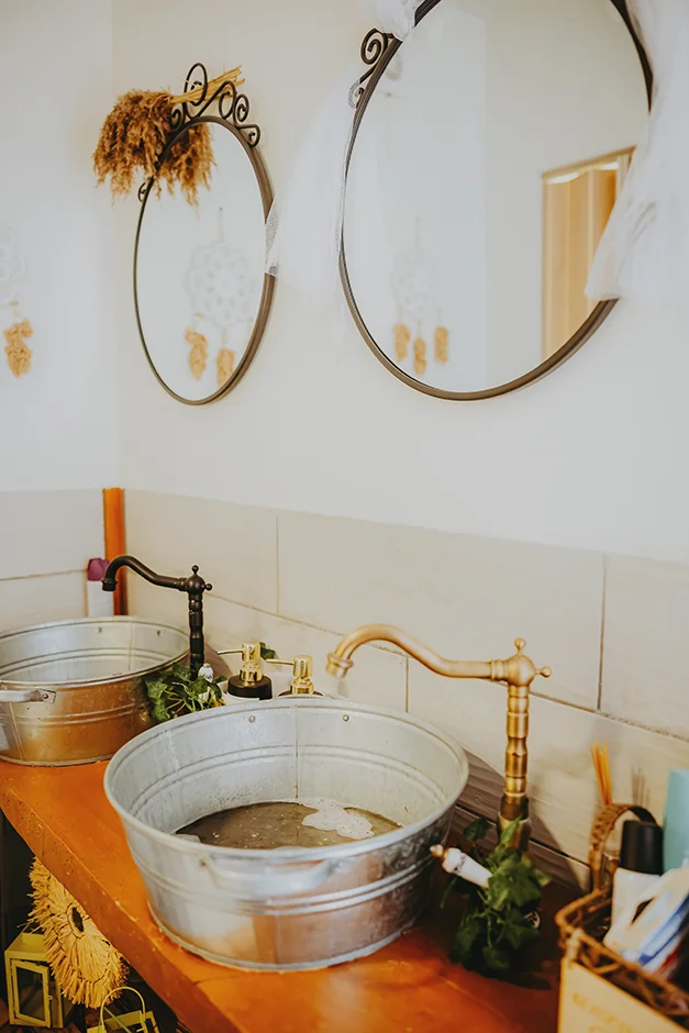 Fotograf Kraków, reportaż ślubny z sali weselnej w Małopolsce, styl rustykalny, kamerzysta, wedding content creator Kraków