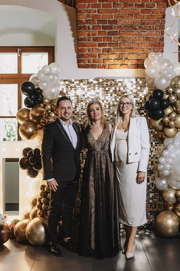 Fotoreportaż z urodzin, fotograf na urodziny. Sala balowa w Zamku Lubliniec udekorowana balonami i kwiatami, goście bawią się przy muzyce.a