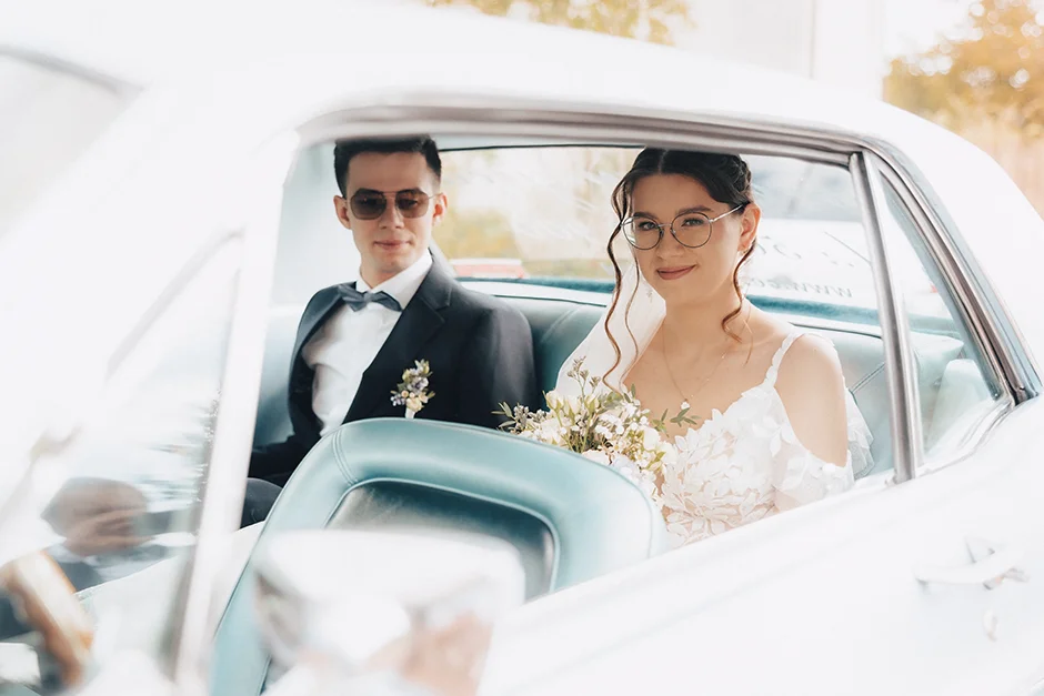 Fotografia ślubna przedstawiająca naturalne emocje i detale z dnia ślubu