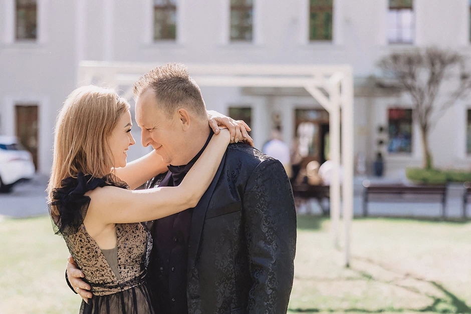 Fotoreportaż z urodzin, fotograf na urodziny. Sala balowa w Zamku Lubliniec udekorowana balonami i kwiatami, goście bawią się przy muzyce.a