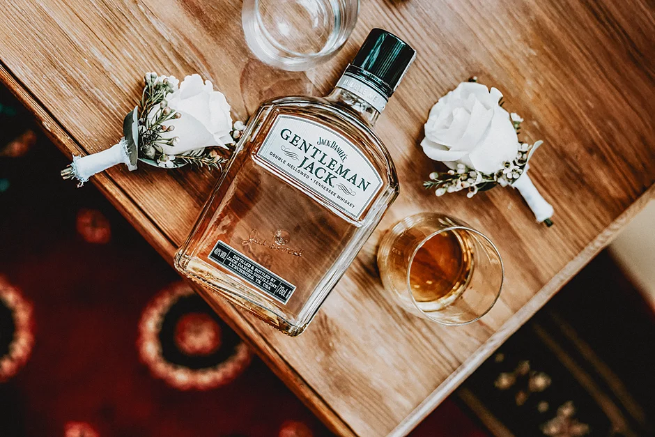 Sala weselna "Romeo i Julia" w Szczyrku to idealne miejsce na romantyczne przyjęcie w klimacie włoskiej winnicy. Połączenie rustykalnego wystroju, górskich widoków i ciepłej atmosfery tworzy wyjątkową scenerię dla niezapomnianego wesela w stylu toskańskim.