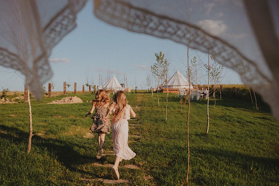 Fotograf Kraków, reportaż ślubny z sali weselnej w Małopolsce, styl rustykalny, kamerzysta, wedding content creator Kraków