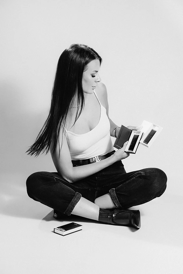 Profesjonalna sesja wizerunkowa połączona z produktową to najlepszy sposób, by pokazać Twoje produkty w najlepszym świetle. Dzięki mobilnemu studio możesz uzyskać świetne zdjęcia bez wychodzenia z salonu! 