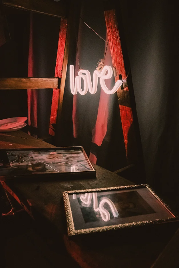 Fotograf Kraków, reportaż ślubny z sali weselnej w Małopolsce, styl rustykalny, kamerzysta, wedding content creator Kraków