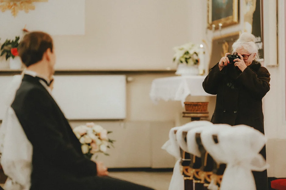 Ceremonia ślubna w kościele, moment wymiany przysięg, pełen emocji i wzruszeń.