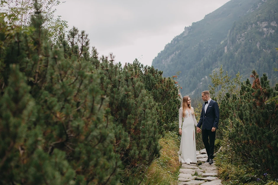 Ślub w plenerze Kraków, ślub humanistyczny Kraków, fotograf ślubny Kraków, wesele Ogród Brzoskwinia, sala weselna małopolskie, plener ślubny Morskie Oko, plener ślubny w górach, Crystal Palace, Sala Weselna Tiffany,  Pałac Goetz, Pałac pod Baranami, Dwór Sieraków, Stara zajezdnia Kraków, Cztery Kadry, Malachite Meadow, Marcin Orzolek