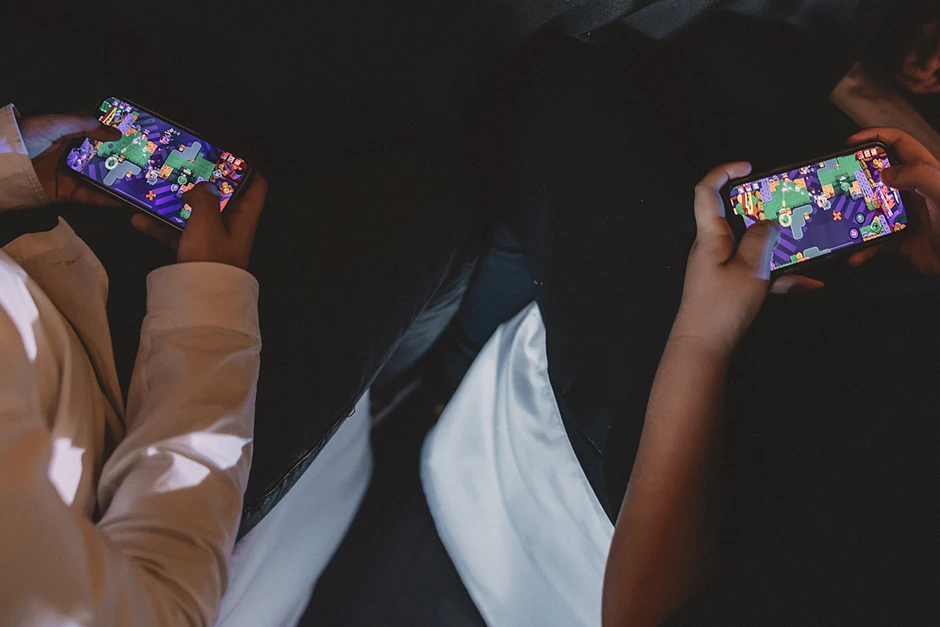 Fotoreportaż z urodzin, fotograf na urodziny. Sala balowa w Zamku Lubliniec udekorowana balonami i kwiatami, goście bawią się przy muzyce.a