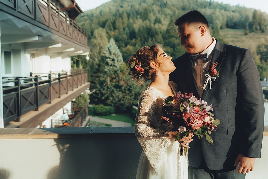 ALT: Reportaż ślubny Joanny i Kamila w Wiśle, naturalne kadry i emocje uchwycone podczas przyjęcia w Stoku