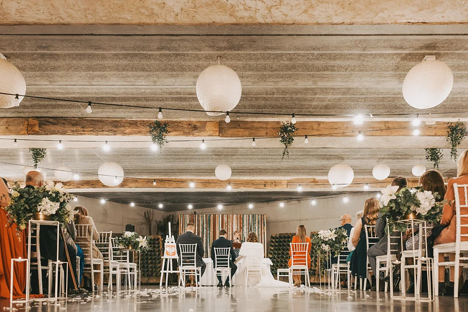 Sala weselna "Romeo i Julia" w Szczyrku to idealne miejsce na romantyczne przyjęcie w klimacie włoskiej winnicy. Połączenie rustykalnego wystroju, górskich widoków i ciepłej atmosfery tworzy wyjątkową scenerię dla niezapomnianego wesela w stylu toskańskim.