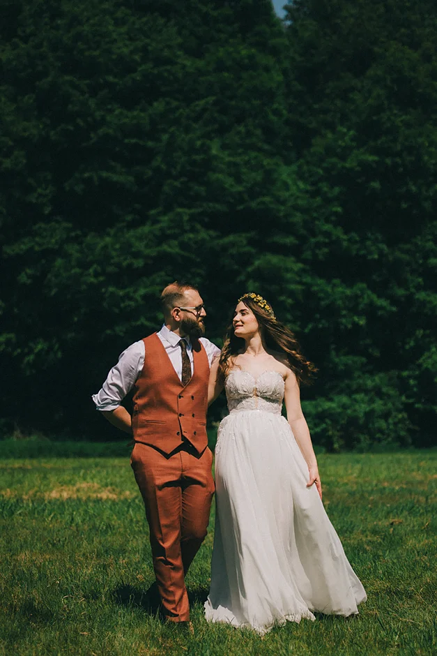 Sesja ślubna, sesja Pszczyna, fotograf ślubny, kamerzysta na wesele, dj na wesele, pozy dla pary, fotograf na wesele, park w Pszczynie, sesja w lesie, sesja w parku, sala weselna Pszczyna