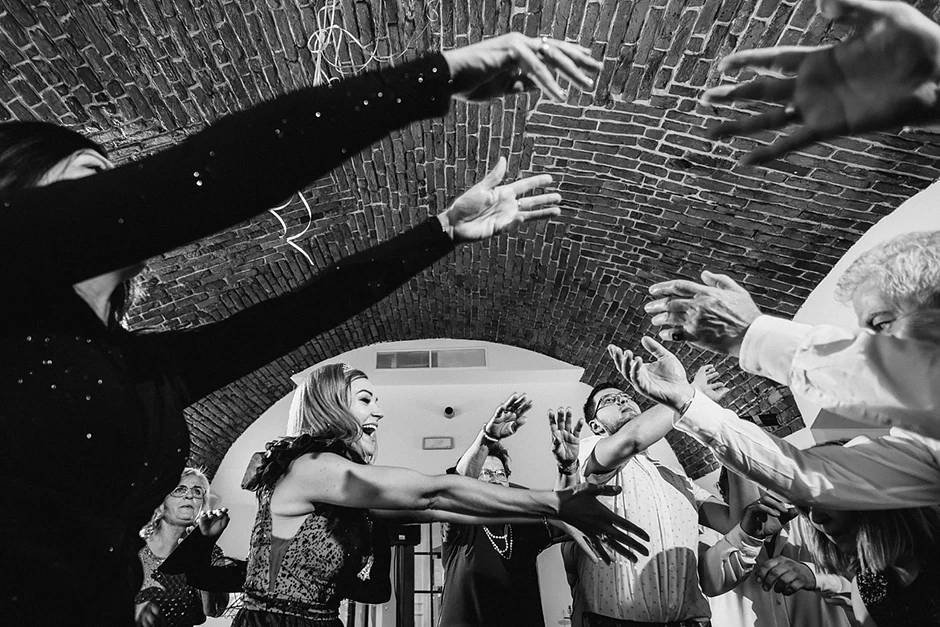 Fotoreportaż z urodzin, fotograf na urodziny. Sala balowa w Zamku Lubliniec udekorowana balonami i kwiatami, goście bawią się przy muzyce.a