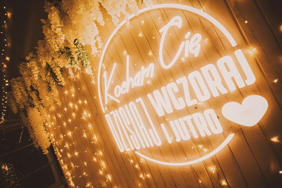 Ślub w plenerze Kraków, ślub humanistyczny Kraków, fotograf ślubny Kraków, wesele Ogród Brzoskwinia, sala weselna małopolskie, plener ślubny Morskie Oko, plener ślubny w górach, Crystal Palace, Sala Weselna Tiffany,  Pałac Goetz, Pałac pod Baranami, Dwór Sieraków, Stara zajezdnia Kraków, Cztery Kadry, Malachite Meadow, Marcin Orzolek