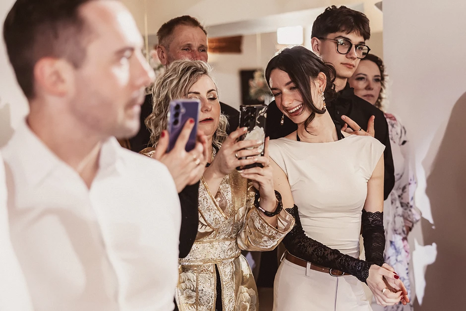 Fotoreportaż z urodzin, fotograf na urodziny. Sala balowa w Zamku Lubliniec udekorowana balonami i kwiatami, goście bawią się przy muzyce.a