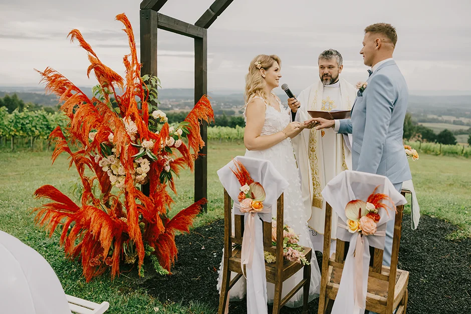 Plener ślubny w Winnicy, Ślub kościelny w plenerze, Winnica Jura, sala weselna, kamerzysta, fotograf, Kraków