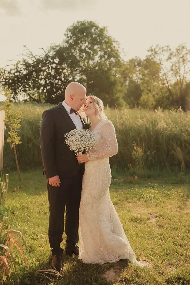 Fotograf Kraków, reportaż ślubny z sali weselnej w Małopolsce, styl rustykalny, kamerzysta, wedding content creator Kraków