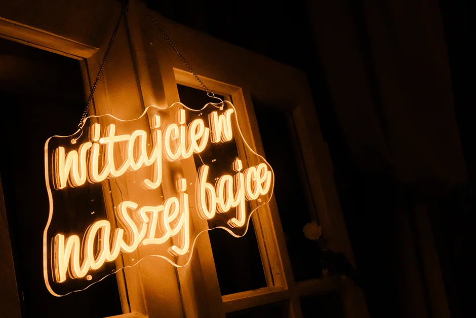 Fotograf Kraków, reportaż ślubny z sali weselnej w Małopolsce, styl rustykalny, kamerzysta, wedding content creator Kraków