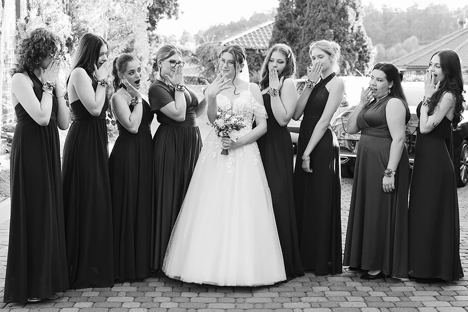 Fotografia ślubna przedstawiająca naturalne emocje i detale z dnia ślubu