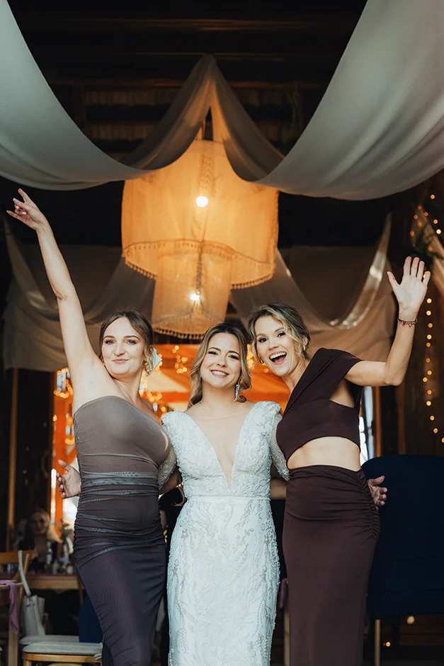 Fotograf Kraków, reportaż ślubny z sali weselnej w Małopolsce, styl rustykalny, kamerzysta, wedding content creator Kraków