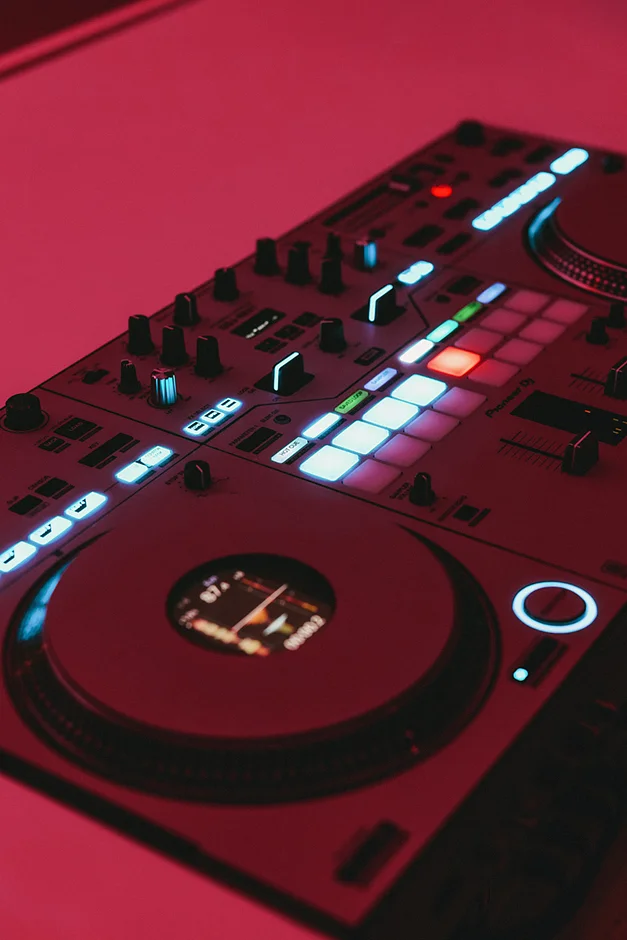 Sala weselna "Romeo i Julia" w Szczyrku to idealne miejsce na romantyczne przyjęcie w klimacie włoskiej winnicy. Połączenie rustykalnego wystroju, górskich widoków i ciepłej atmosfery tworzy wyjątkową scenerię dla niezapomnianego wesela w stylu toskańskim.