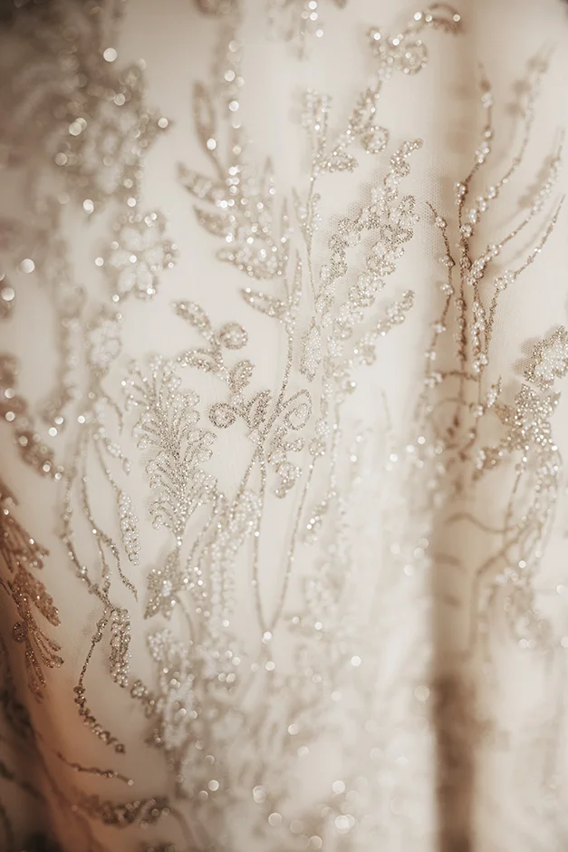 Fotograf Kraków, reportaż ślubny z sali weselnej w Małopolsce, styl rustykalny, kamerzysta, wedding content creator Kraków