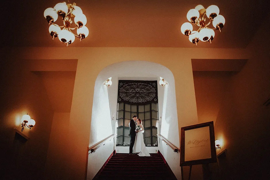 Sesja ślubna – romantyczne ujęcia Pary Młodej w plenerze