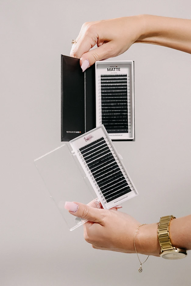 Profesjonalna sesja wizerunkowa połączona z produktową to najlepszy sposób, by pokazać Twoje produkty w najlepszym świetle. Dzięki mobilnemu studio możesz uzyskać świetne zdjęcia bez wychodzenia z salonu! 